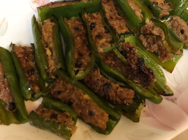 準備蒜末、醬油、糖、地瓜粉水
上桌前將蒜末炒香，加入醬油嗆鍋、水、少許糖及地瓜粉勾芡，最後把青椒鑲肉放入燒熱後起鍋完成。