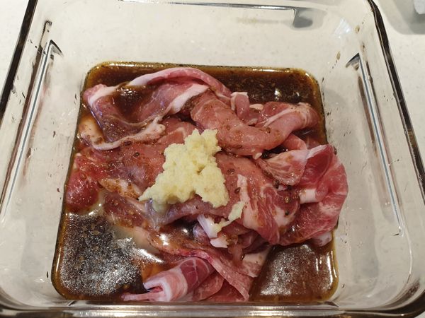 將肉片加入醬汁再加一半薑末約10g 抓醃10 分鐘左右