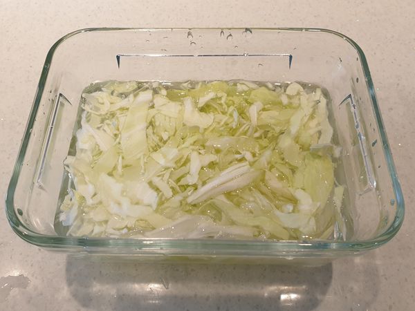 醃製肉片的時間來切高麗菜絲 洗淨並泡入冰水當中