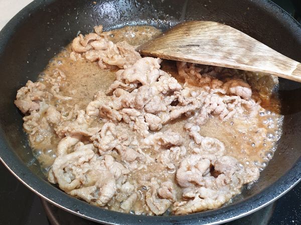 將肉片撈起煎熟（預留醃肉醬汁） 等肉片熟後再將剩餘醬汁倒入煮滾