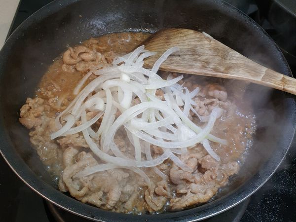 加入洋蔥絲及剩餘的薑末一起拌炒(喜歡洋蔥較軟爛的可以先炒)