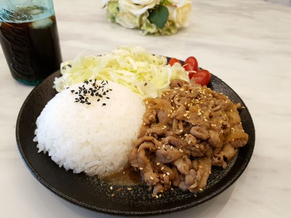 灑上一些芝麻做裝飾 搭配一碗香Q白米飯超滿足的