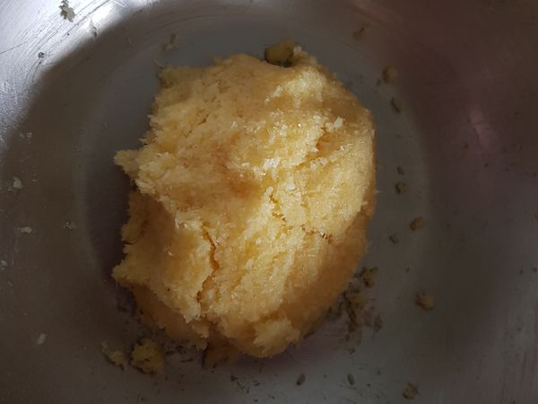 將內餡材料混合成團