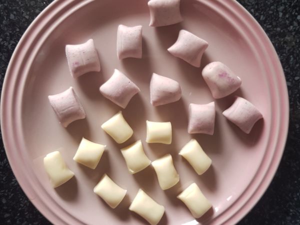 將2種麵糰各分成10份