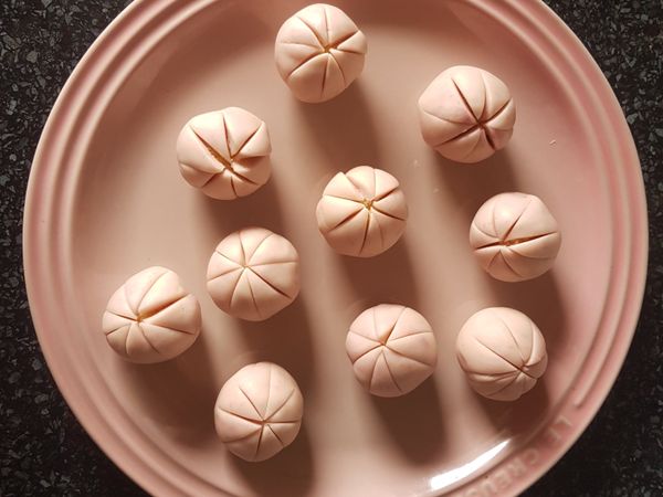 用刀子切出花瓣痕跡