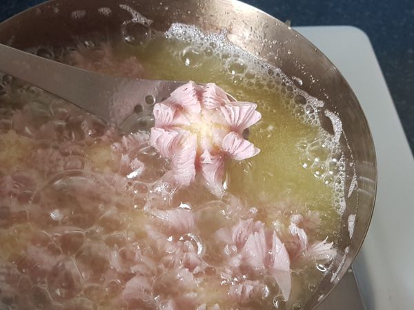 低溫油炸至花瓣定型