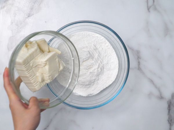 將糯米粉與嫩豆腐混合均勻，搓揉成豆腐糯米糰。