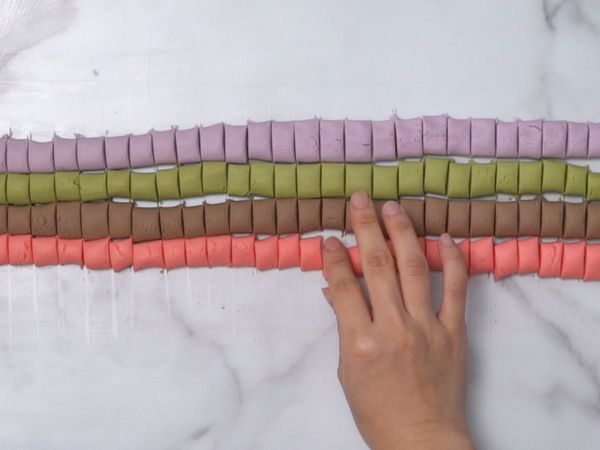 將糯米糰搓揉成長條狀，再切成小塊，拿起小塊搓成圓形小球。