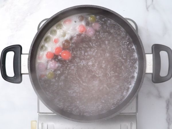 將湯圓放入熱水鍋中，煮至湯圓浮於水面即可撈起。