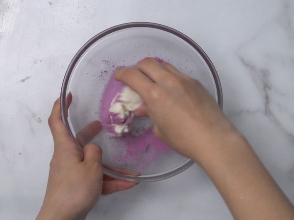 將糯米糰分成四等份，分別倒入樹薯粉、草莓粉、可可粉、抹茶粉混合均勻。