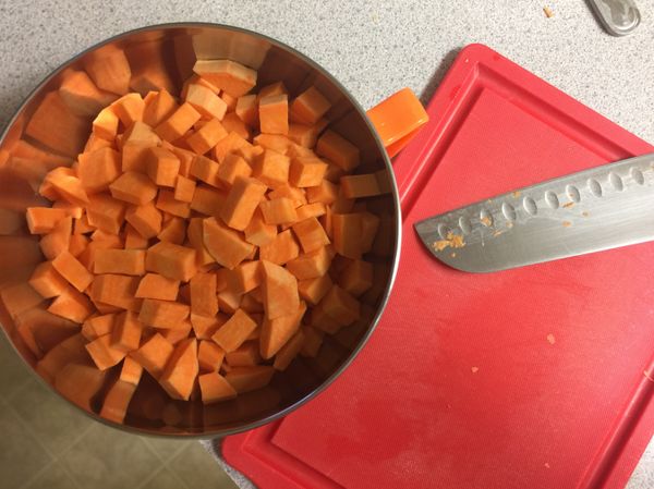 把地瓜切小塊
烤箱預熱華氏380度 攝氏193度