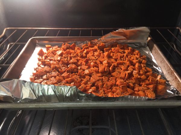 放入烤箱烤25分鐘後在端出並稍微用湯匙拌一下 把地瓜翻面換角度烤22分鐘 所以總共烤47分鐘！