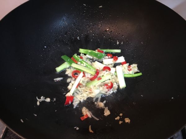起油鍋放入蔥段、 辣椒、蒜末、薑末、爆香。