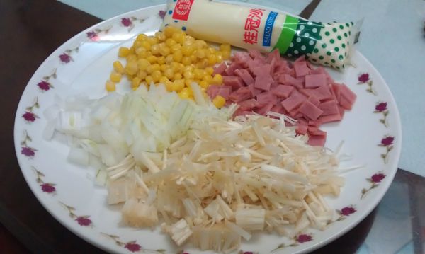 洋蔥切丁，火腿片切成小方塊，金針菇洗淨切小段。