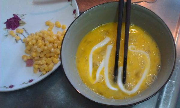 蛋打散加入鹽、鮮奶、沙拉醬、玉米粒拌勻。