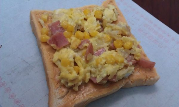 完成了早餐炒蛋！加了沙拉醬讓炒蛋更香濃好吃！