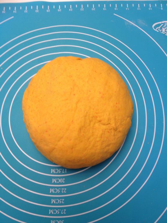 起一盆將[蘿蔔麵皮]放入混合攪拌成雪花狀,接著再把溫水分次加入揉成表面光滑的麵糰狀