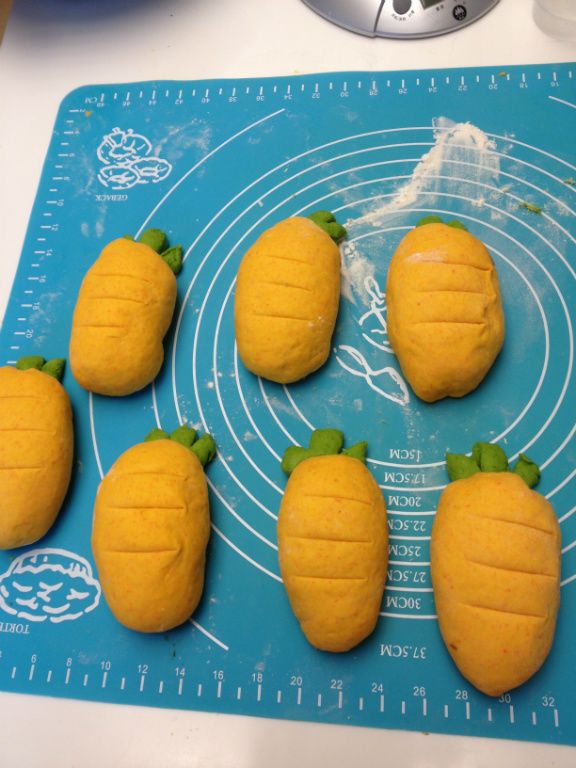 將分割好的麵糰桿平,把豆沙也包入麵糰中,稍微整形成蘿蔔的樣子