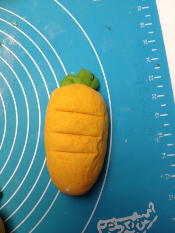 整型好的蘿蔔包靜置10~20分鐘進行二次發酵,約長大1倍之後可放入電鍋蒸(外鍋1.5杯水,約20分鐘)