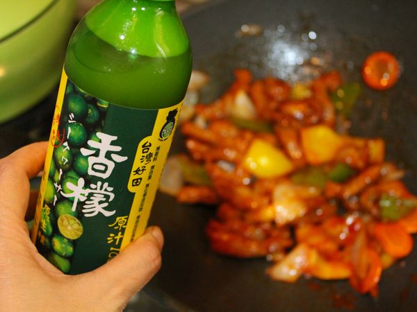 加入香檬原汁增添酸度 (可用檸檬汁或白醋替代)