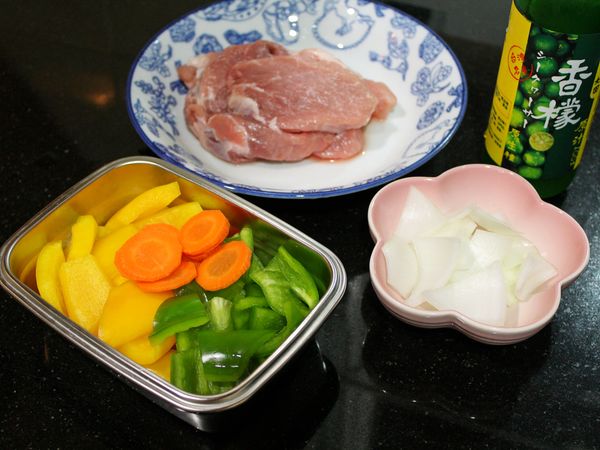 里肌肉切厚片; 甜椒 青椒去蒂去耔切片; 洋蔥去除外膜切片; 紅蘿蔔去皮切薄片