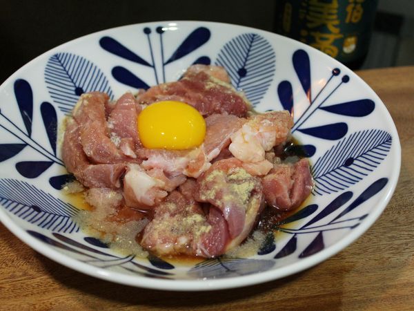 加入[醃料]拌勻至完全吸收, 醃約20分