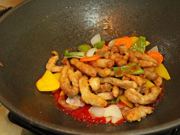 倒入里肌肉和蔬菜炒勻, 關火