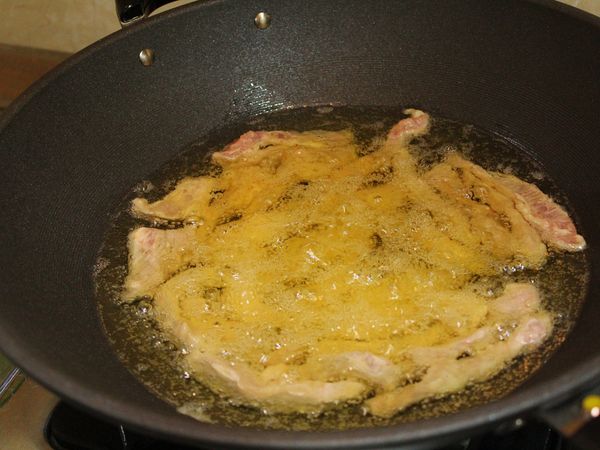 鍋內倒入多一點油, 待油溫升高 (插入筷子有小泡泡 低溫) 均勻放入里肌肉, 開中大火, 炸至表面金黃, 內層熟透取出