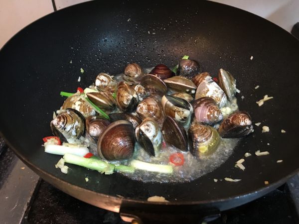 加入一大匙醬油膏調味。