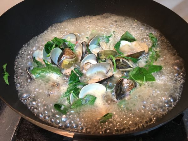 放入九層塔加蓋燜煮,起鍋前淋入少許烏醋即可。