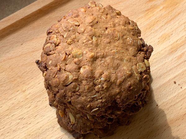 175度烤12分鐘，此時還是軟的，可等放涼再移動，就會酥酥脆脆的喔！