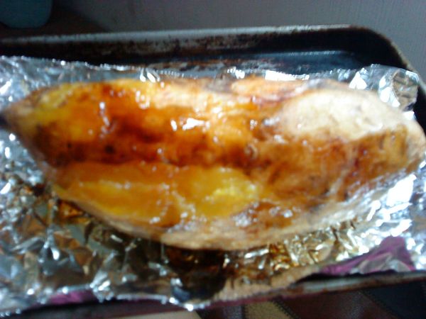 至於烤多久依個人喜歡啦~~
畢竟地瓜已經熟了~~
烤到裡面糖漿流出來到焦焦的很好吃ㄛ~~