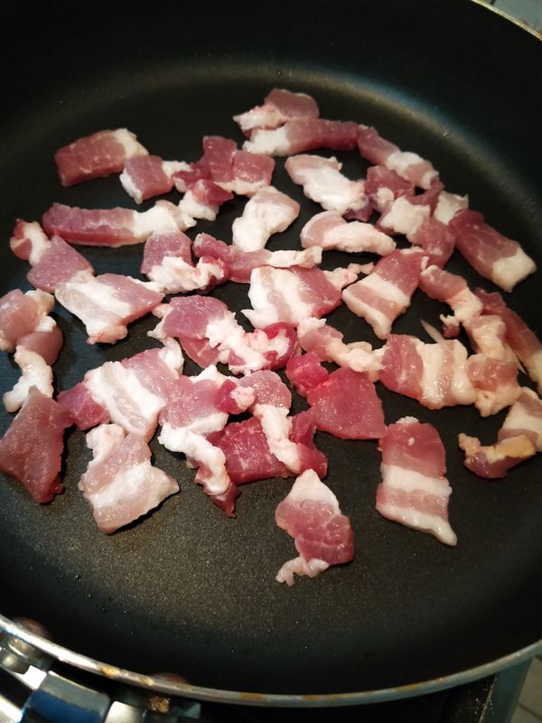 豬五花切成薄片，乾鍋下鍋