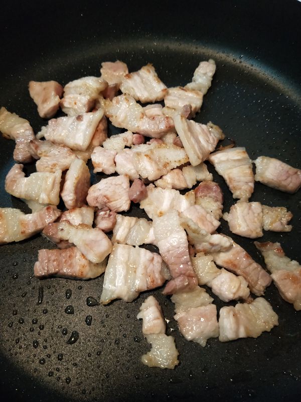 將兩面煎到赤赤的
順便逼出五花肉的油脂