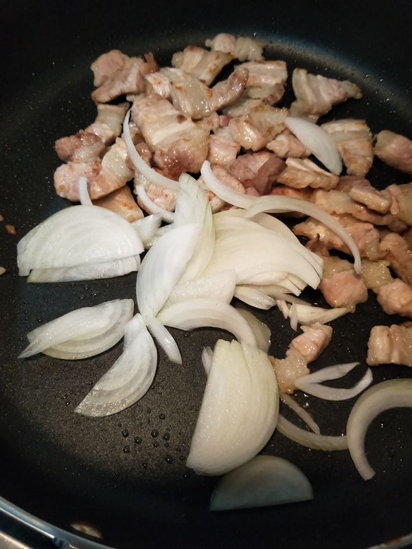 將豬五花肉放到鍋子一邊
用逼出的油炒洋蔥絲