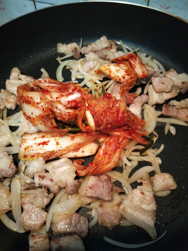 待洋蔥絲炒軟，就可加入泡菜
若泡菜太大塊，記得切一下，大約與五花肉差不多大小即可