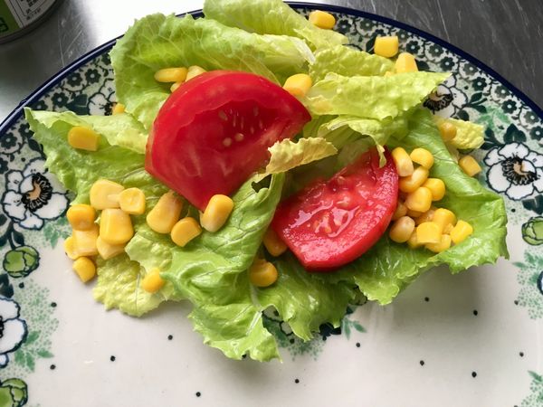 萵苣撥開每片仔細洗淨.剝小.擺盤.撒點玉米粒.蕃茄切塊擺上