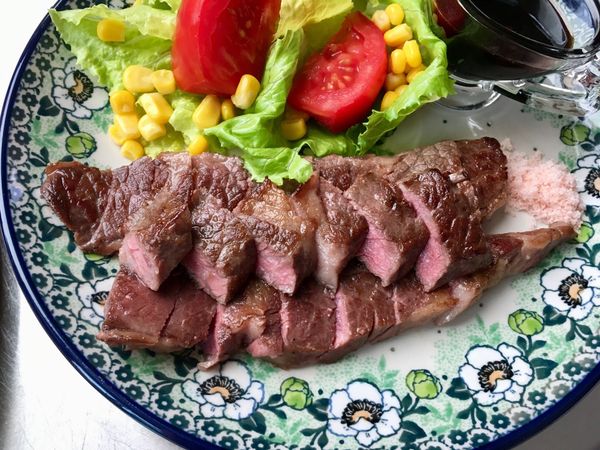 牛小排要等涼一下再切.倒好醬汁跟玫瑰鹽