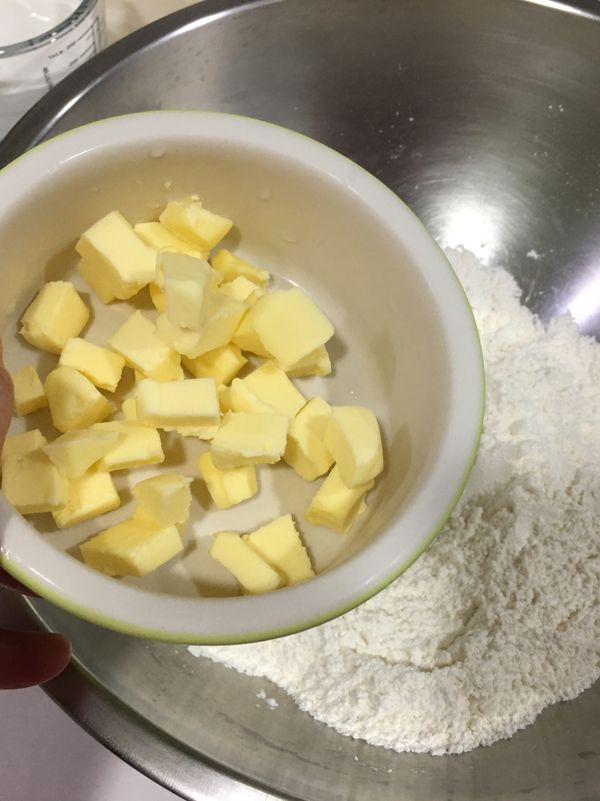 奶油切丁，放入冷凍庫冰硬(約30分鐘)