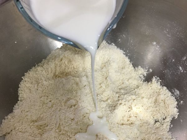 牛奶與檸檬汁事先混合在一起(靜置15分鐘)後，將之緩慢倒入步驟4中，並且混合均勻