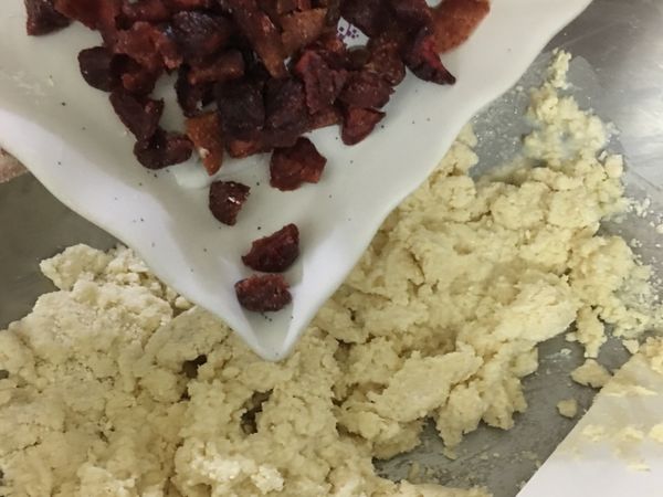 接著加入切碎的草莓乾也是混合均勻