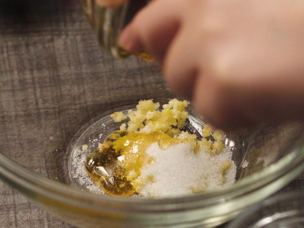 將蒜末、砂糖、蜂蜜、米酒、醬油、麻油、鹽、黑胡椒、水倒入碗中混合均勻。