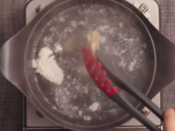 將雞肉放入熱水鍋中，汆燙至變色後取出。