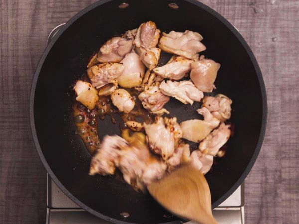 鍋中下油，放入乾辣椒爆香，放入雞肉拌炒，再倒入醬汁煮滾。