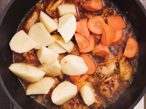 放入紅蘿蔔塊、馬鈴薯塊、洋蔥煮軟至收汁。