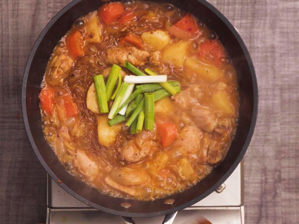 加入韓國冬粉煮約三分鐘，最後放入蔥段拌炒即完成囉～