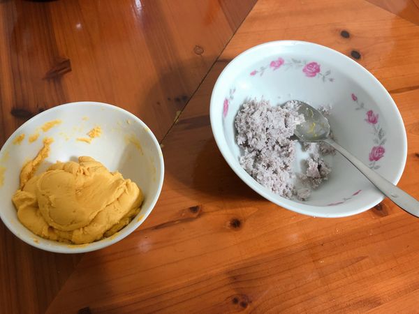 蒸熟的南瓜跟糯米粉（過篩）攪拌
到不黏手即可

芋頭壓成泥放入牛奶（用寶寶奶粉泡20ml)攪拌均勻
如果大人也要吃可放些許的白砂糖