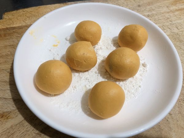 把南瓜當外皮，裡面放芋頭餡