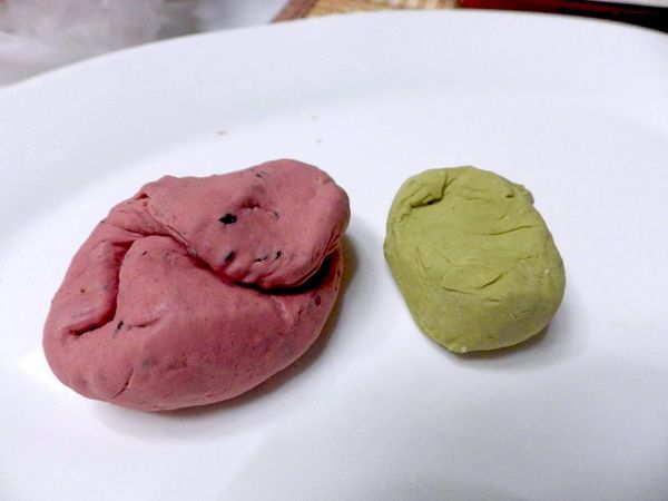 麵糰揉成三光如耳垂般柔軟度後放入袋子或保鮮盒裡以防止水份蒸發