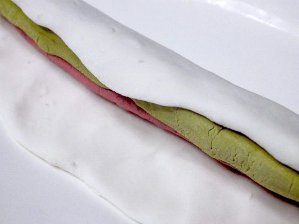 再以白色麵團包裹住